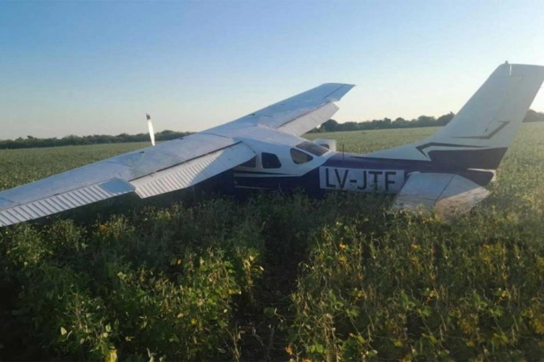 Hallaron una avioneta abandonada en un campo con el tren de aterrizaje dañado