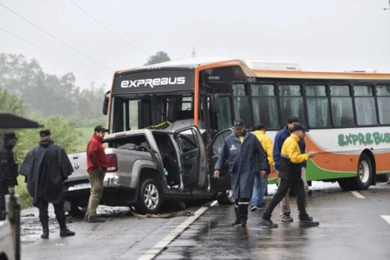 Dos jóvenes fallecieron en un choque frontal entre una camioneta y un colectivo