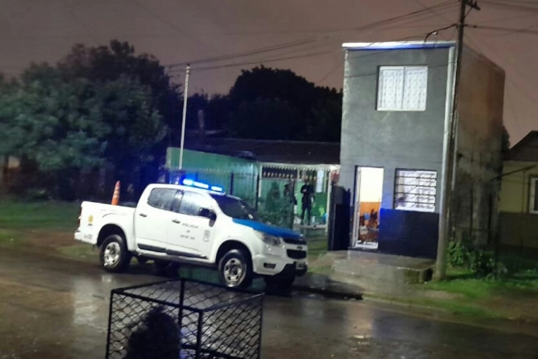 Le pegó un “culatazo”, lo detuvieron y allanaron su casa en el barrio Trinidad