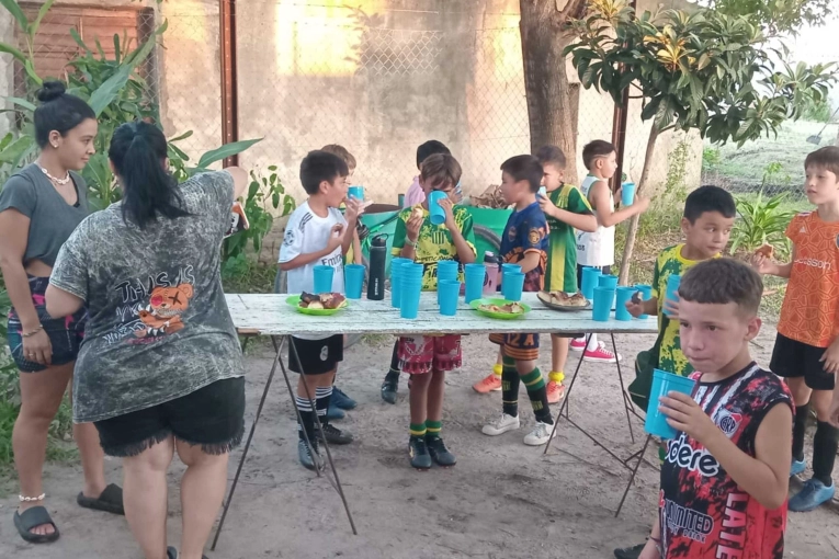 Tercer tiempo: el trabajo solidario que sostiene los merenderos en clubes de barrio