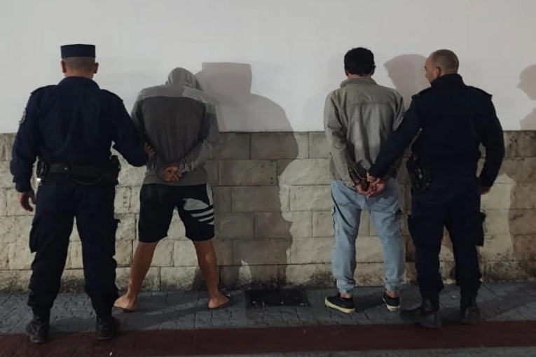Dos personas fueron demoradas por narcomenudeo y una de ellas terminó detenida