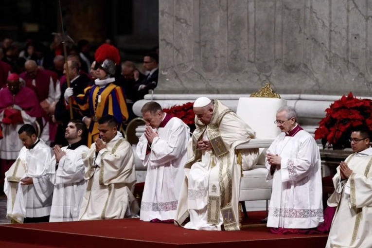 El papa Francisco reapareció en silla de ruedas en la Basílica de San Pedro