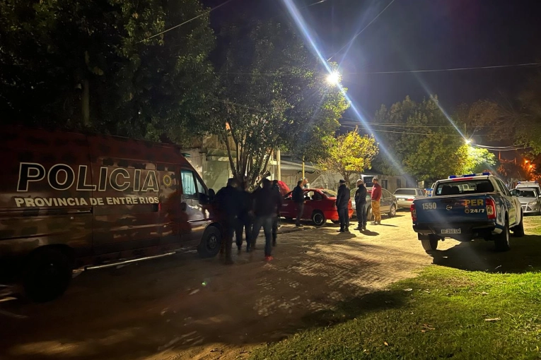 En un allanamiento por robo, recuperaron una moto, herramientas y prendas de vestir