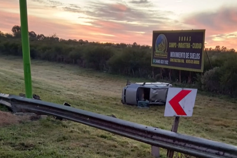 Un remisero volcó en el ingreso a Gualeguaychú y fue hospitalizado