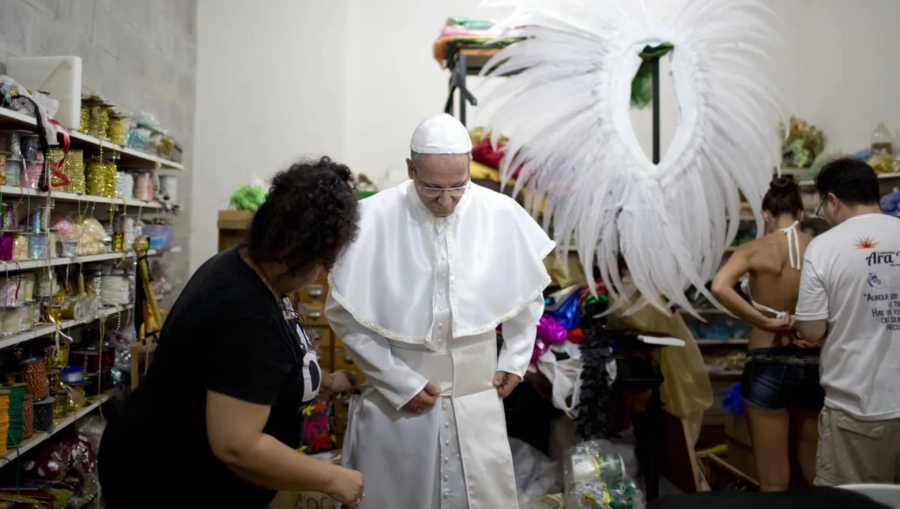 Román Figún, interpretaba al Papa argentino