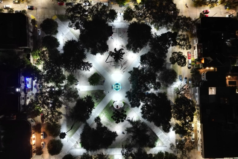 Mejoran la iluminación de la plaza Urquiza con tecnología LED de bajo consumo