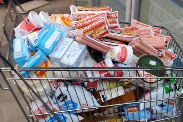 Retiran una gran cantidad de productos en mal estado de dos supermercados
