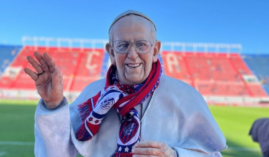 En la previa del partido ya se conoció la estatua en homenaje al papa Francisco