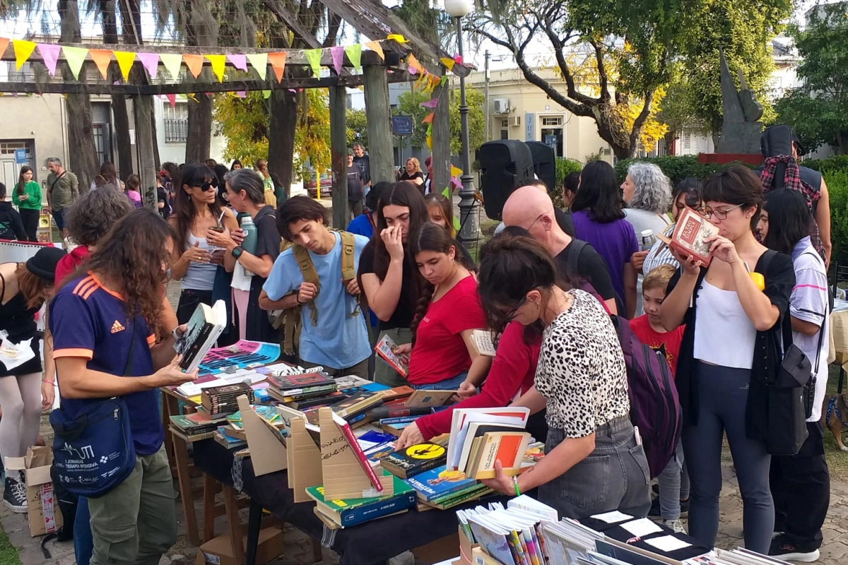 Feria de libros en la plaza Gardel Feria de libros en la plaza Gardel