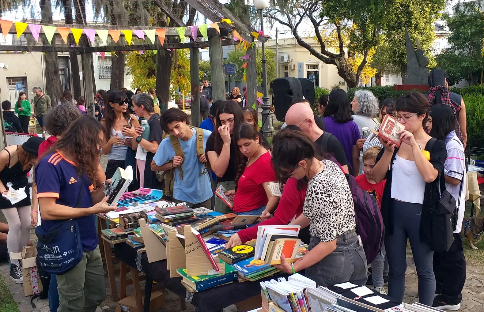Feria de libros en la plaza Gardel