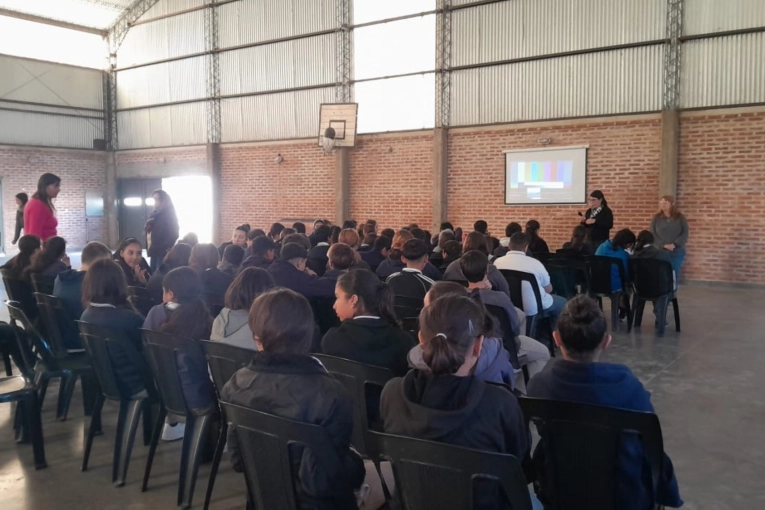 Vínculos violentos en el noviazgo: la Municipalidad brindó una charla a adolescentes