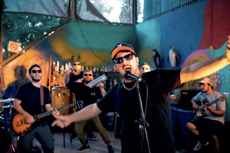 "Flojera": Las Flores de Maquiavelo sacuden la quietud con una cumbia explosiva