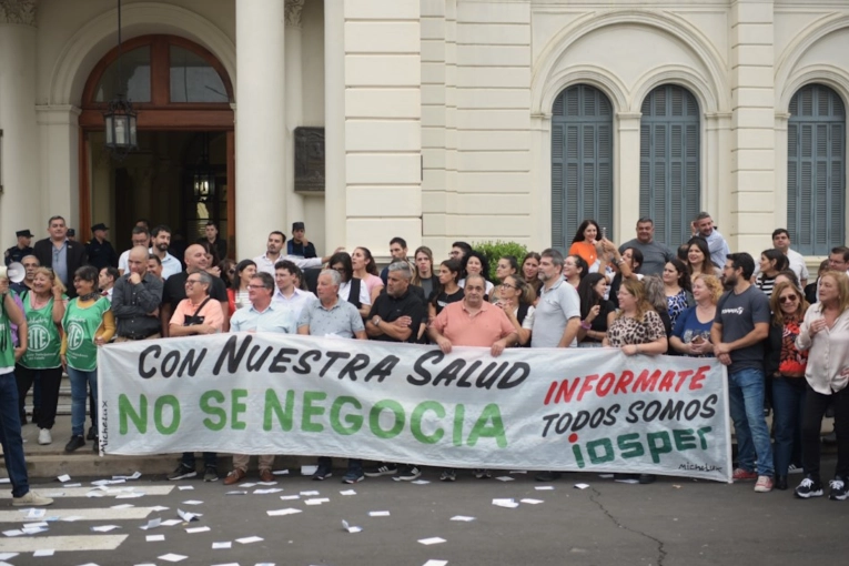 En defensa de Iosper: la Intersindical se movilizó frente a la Casa de Gobierno