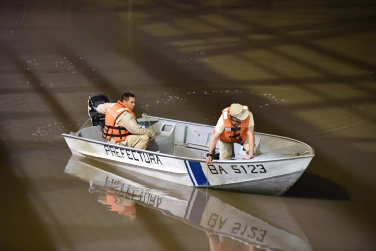 Prefectura rescató a seis tripulantes tras el hundimiento de una embarcación en el río Gualeguaychú