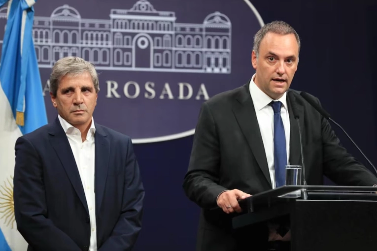 El Gobierno postergó el anuncio de las medidas para impulsar el uso de los “dólares del colchón”
