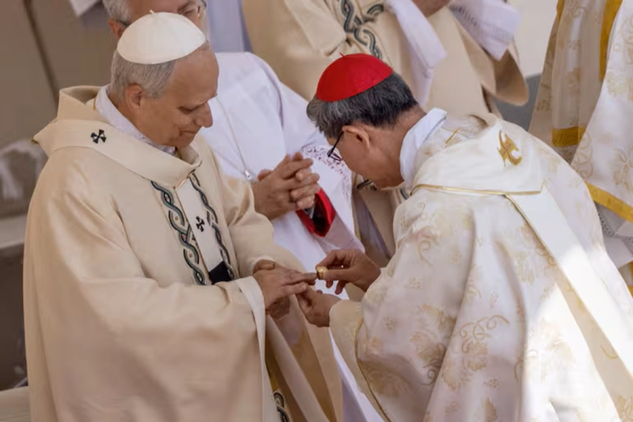 León XIV recibe el anillo del pescador del cardenal Tagle