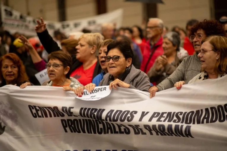 Los jubilados también marchan en defensa del Iosper