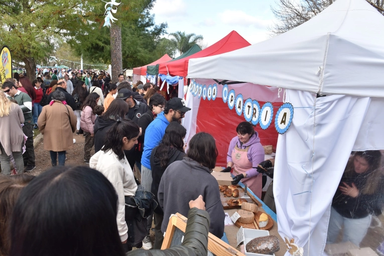 Convocan a artistas y puestos a participar de la Fiesta de la Bandera en Pueblo Belgrano
