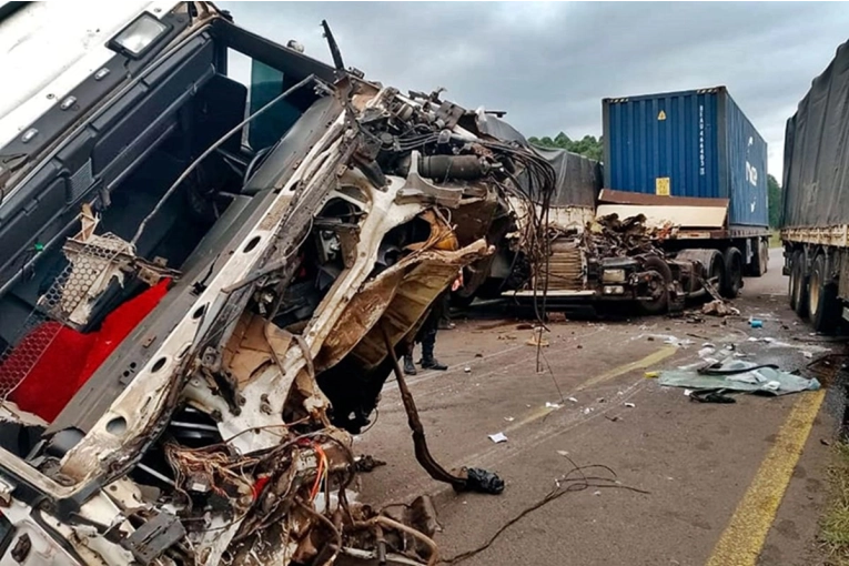 Cuatro camiones chocaron en cadena al norte de Concordia sobre Ruta 14: fotos
