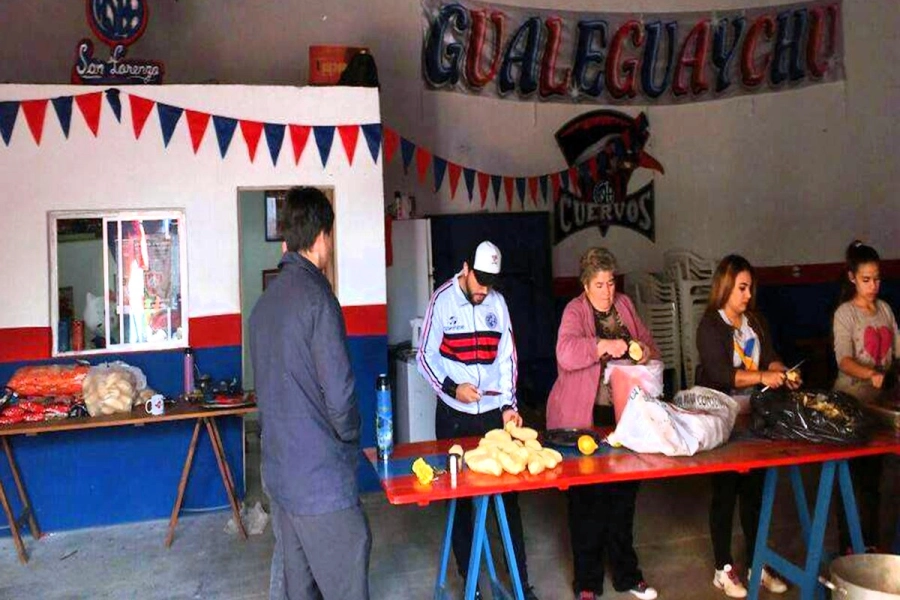 Espíritu solidario: Junto con la Peña de Boca hicieron comida para los inundados