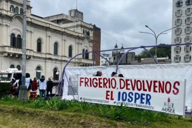 Agmer vuelve a acampar frente a Casa de Gobierno contra la OSER