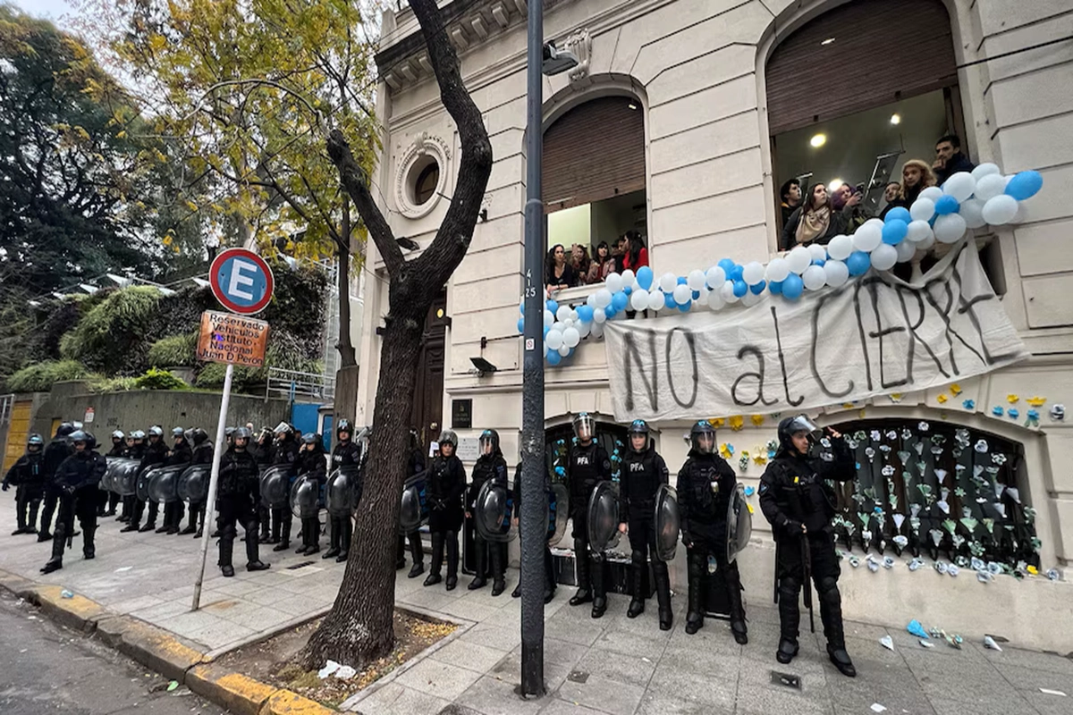 Cordón policial frente "Un café con Perón"
