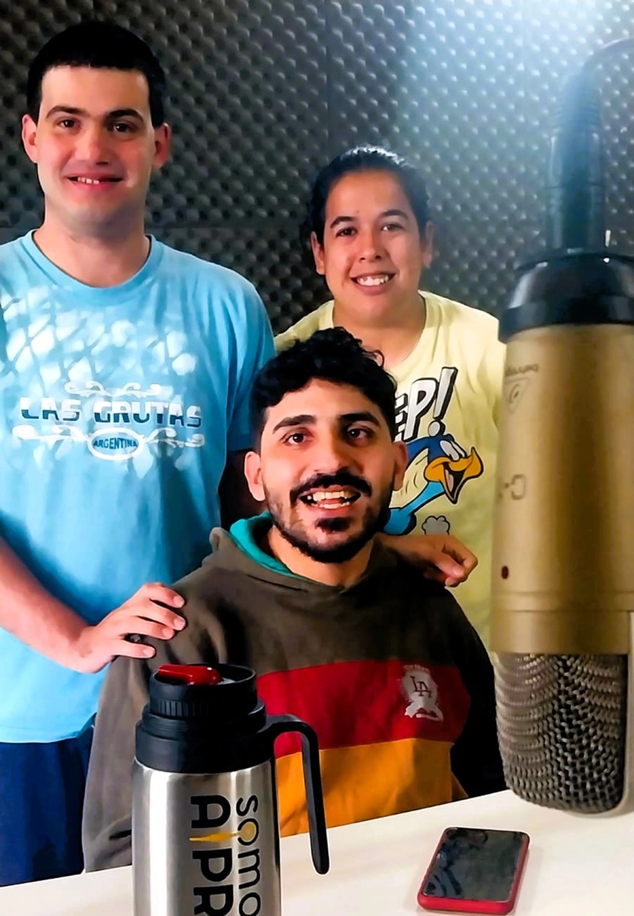 Juan, Jos&eacute; y Juliana en la radio comunitaria, en Urdinarrain