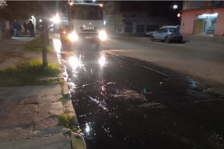 Tiraron aceite de auto al desagüe y taparon las cloacas del barrio