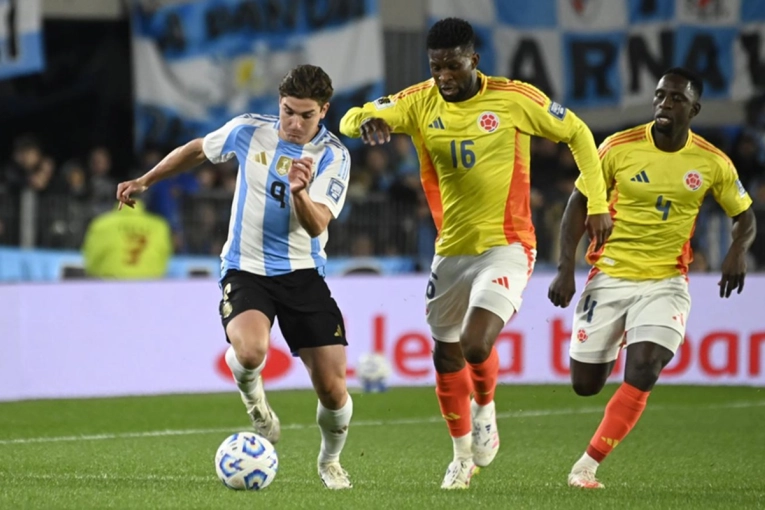 Con 10 jugadores y un gol de Almada, Argentina le empató a Colombia un duelo caliente