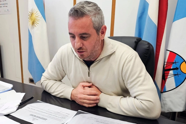 El intendente de Colón reiteró el rechazo a la planta de combustible sobre el río Uruguay