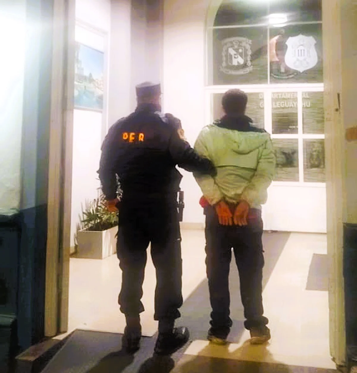 Hombre de 36 años intentando violentar la entrada