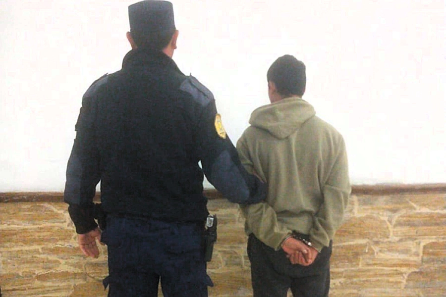 Hombre fue arrestado tras intentar huir en moto