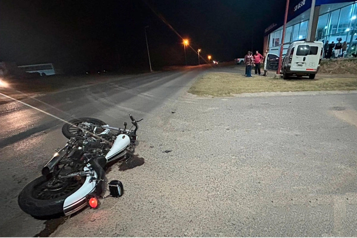 Colisión entre moto y utilitario