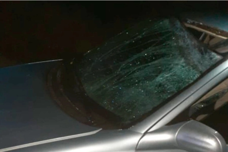 Choque fatal en la ruta 20: un peatón fue atropellado por un remis y murió