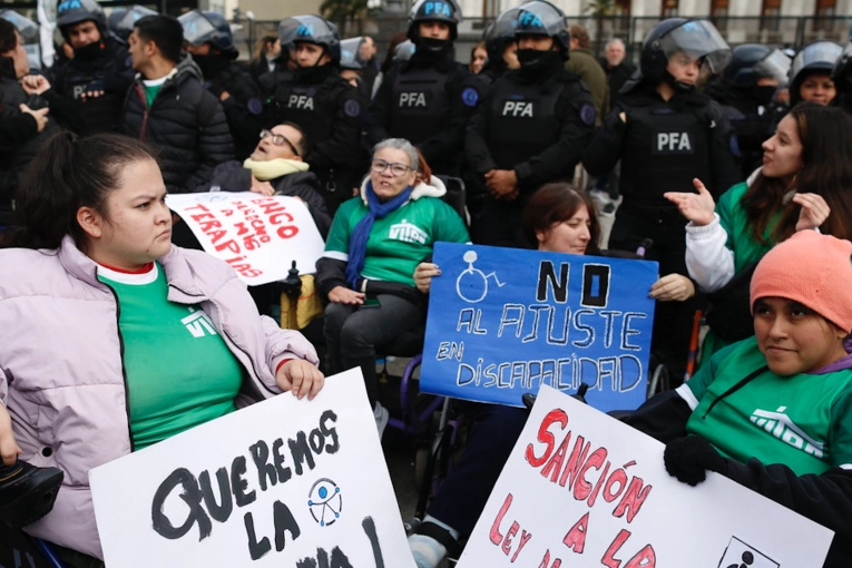 Momentos de tensi&oacute;n entre Gendarmer&iacute;a y manifestantes durante la protesta por la ley de discapacidad