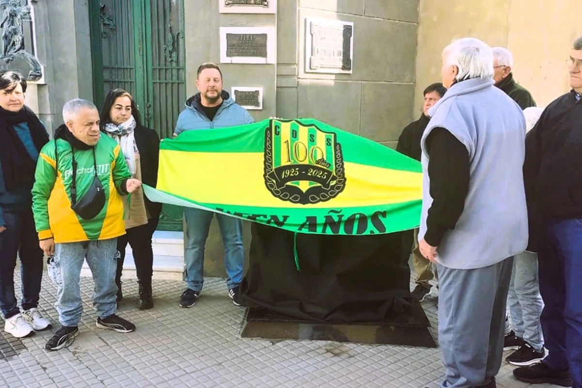 Emoción en el descubrimiento del monolito