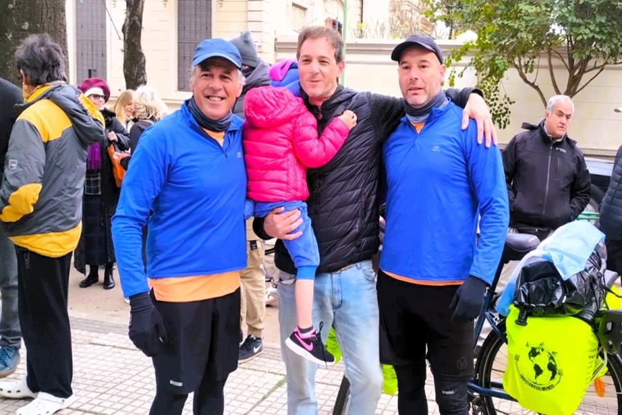 Miguel Silio y Yamand&uacute; Mart&iacute;nez se tomaron fotos antes de emprender el viaje