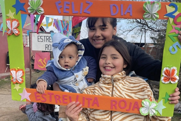 “Estrellita Roja” también le llevó alegría en su día a los niños y niñas del barrio Franco