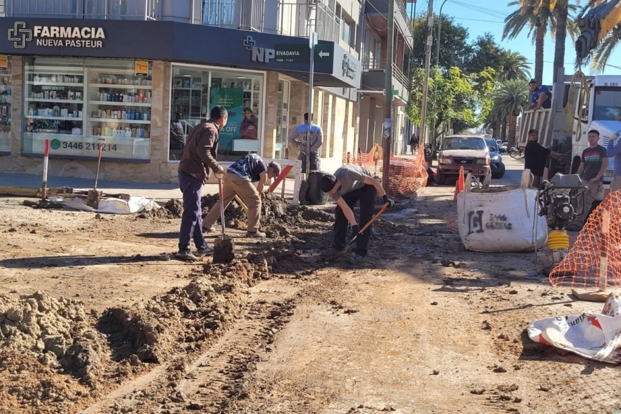 Las calles Rivadavia y Primera Junta permanecen cortadas por tareas de mantenimiento de la Cooperativa El&eacute;ctrica