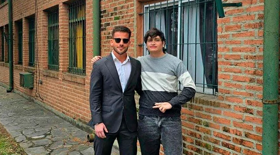 El abogado Madeo Facente junto a Shishi