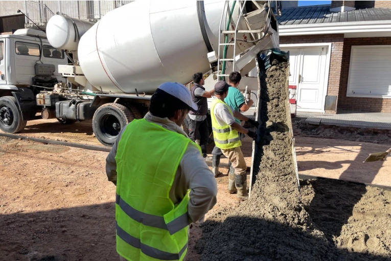 Calle Andrade: comenz&oacute; el volcado del hormig&oacute;n en la obra de recambio de adoquines