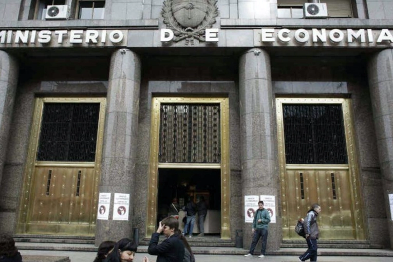 Giro en el Gobierno: anunció que intervendrá en el mercado cambiario para contener el dólar