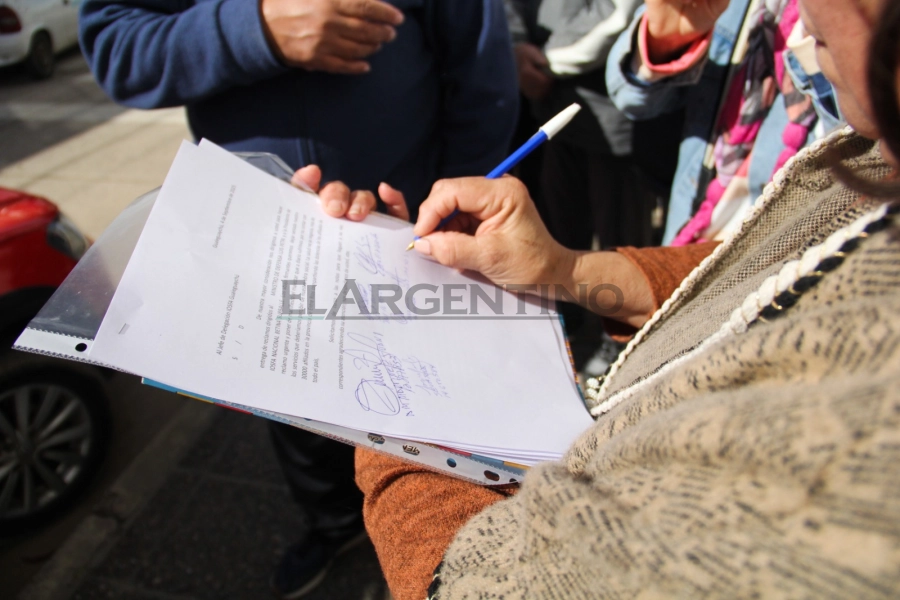 Los afilados hicieron entrega de distintos petitorios en la sede local. Foto: Luciano Peralta