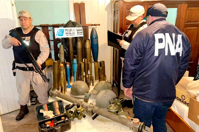 Hallaron millonario cargamento ilegal de armas y material b&eacute;lico en un corral&oacute;n