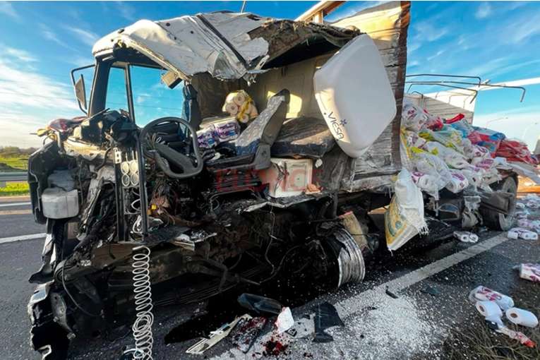 Dos camiones chocaron de frente en Ruta 18 y sus conductores murieron