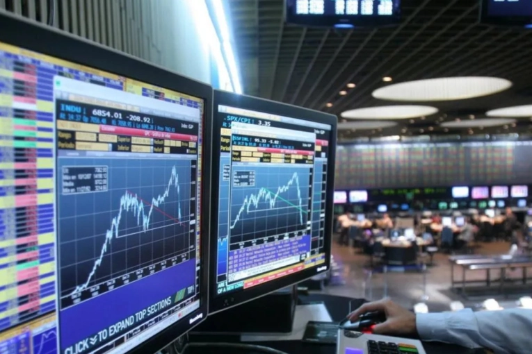 Mercados: el riesgo pa&iacute;s super&oacute; los 900 puntos antes de las elecciones bonaerenses