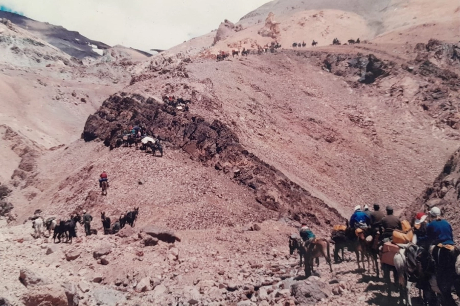 La expedici&oacute;n comenzando el ascenso al Portezuelo de la Quebrada La Honda