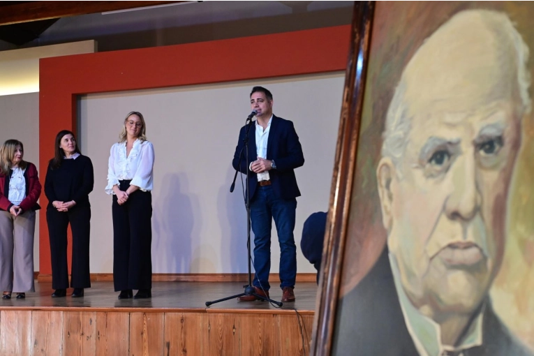 Homenajearon a los maestros en su d&iacute;a con un emotivo acto en el Centro de Convenciones