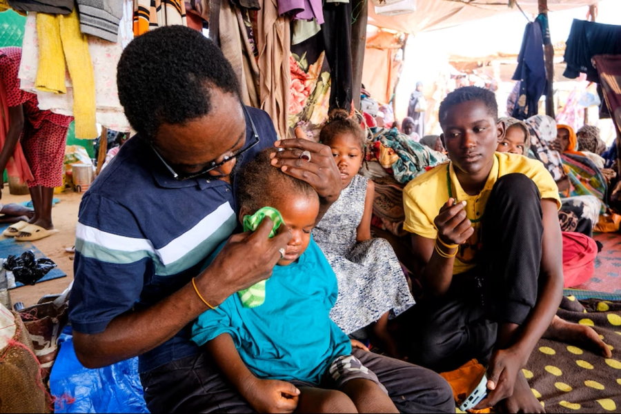 Un sudan&eacute;s desplazado que se re&uacute;ne con sus hermanas, sobrinos y sobrinas, seca las l&aacute;grimas de la hija de su hermana fallecida