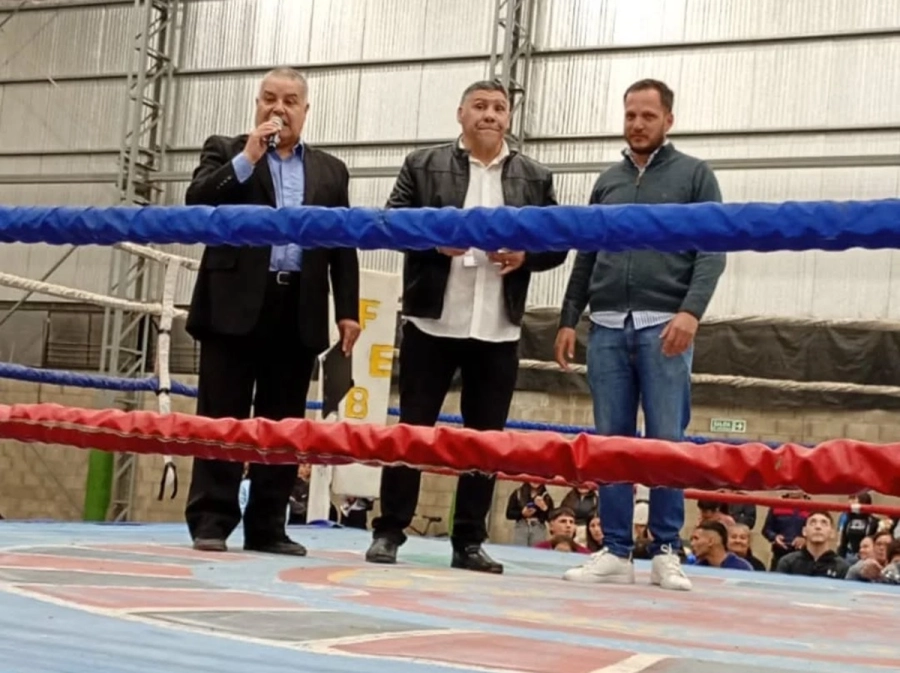 El presidente Juventud Unida Cristian G&oacute;mez hizo entrega de un presente por los 30 años de la pelea del t&iacute;tulo mundial en Gualeguaych&uacute;